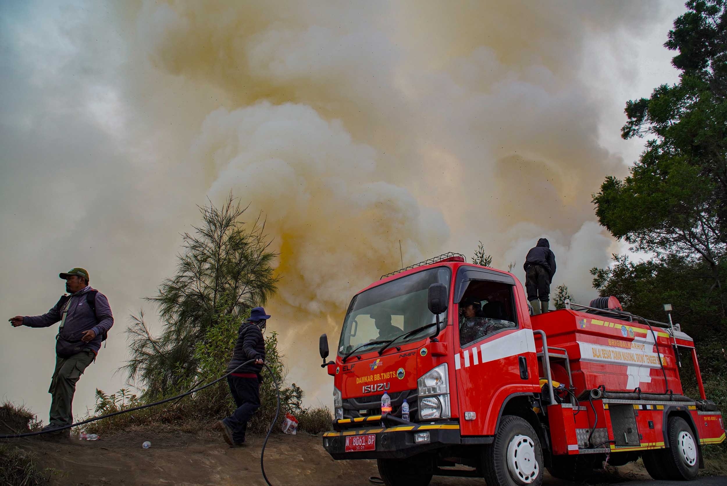 Kebakaran Hutan Lindung Gunung Soputan Meluas hingga 300 Hektare