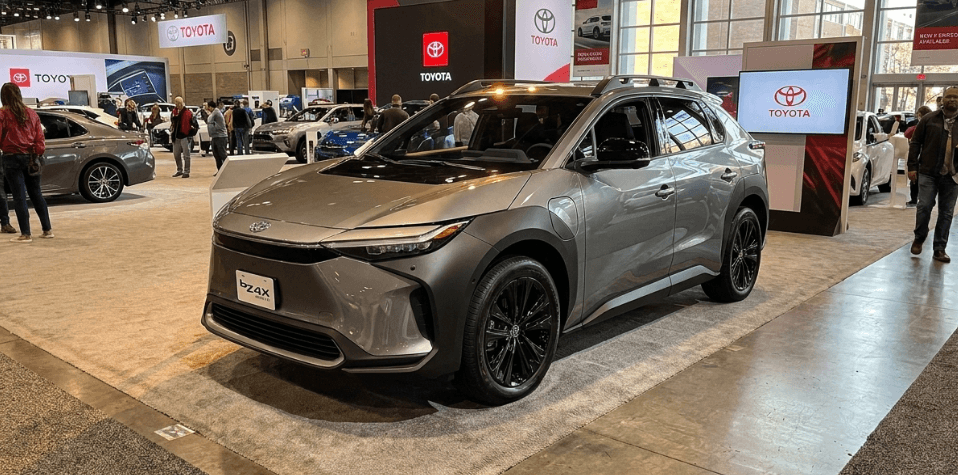 Toyota bZ4X Harga Rp 889 Juta, SUV Listrik Garang Ini Bawa Sistem AWD Berkemampuan Presisi dan Bagasi Muat 4 Tas Golf