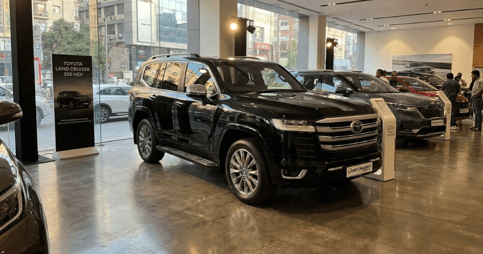 Menepis Keraguan Ketangguhan Mobil Hybrid, Toyota Land Cruiser 300 HEV Tetap Aman Melintas Genangan Air Setinggi 700 mm