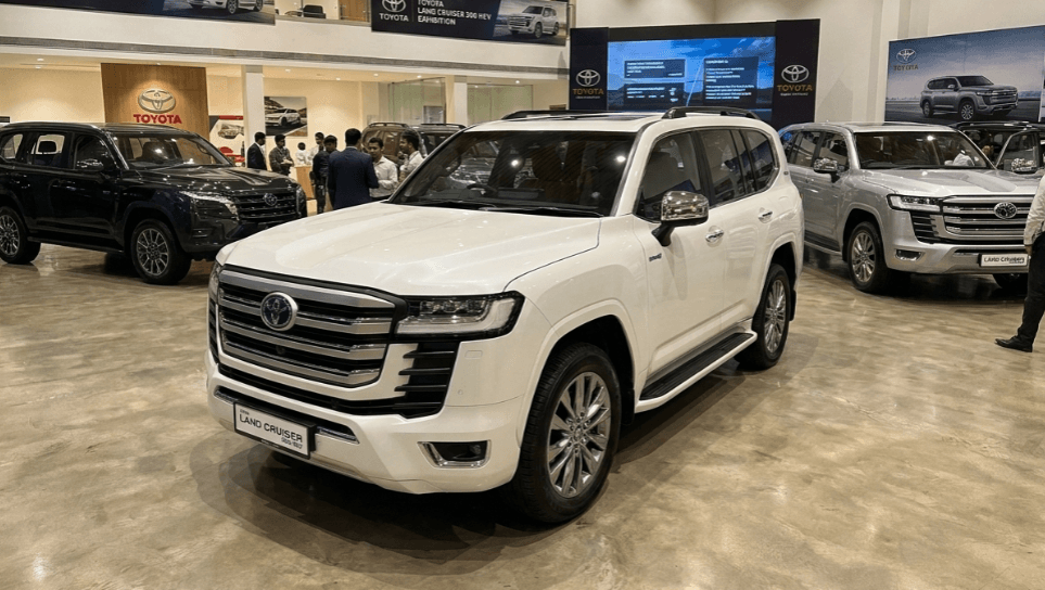 Toyota Land Cruiser 300 HEV Siap Menggebrak Pasar SUV Indonesia: Gaya Garang, Mesin V6 Twin-Turbo 457 HP, dan TSS 3.0 Modern