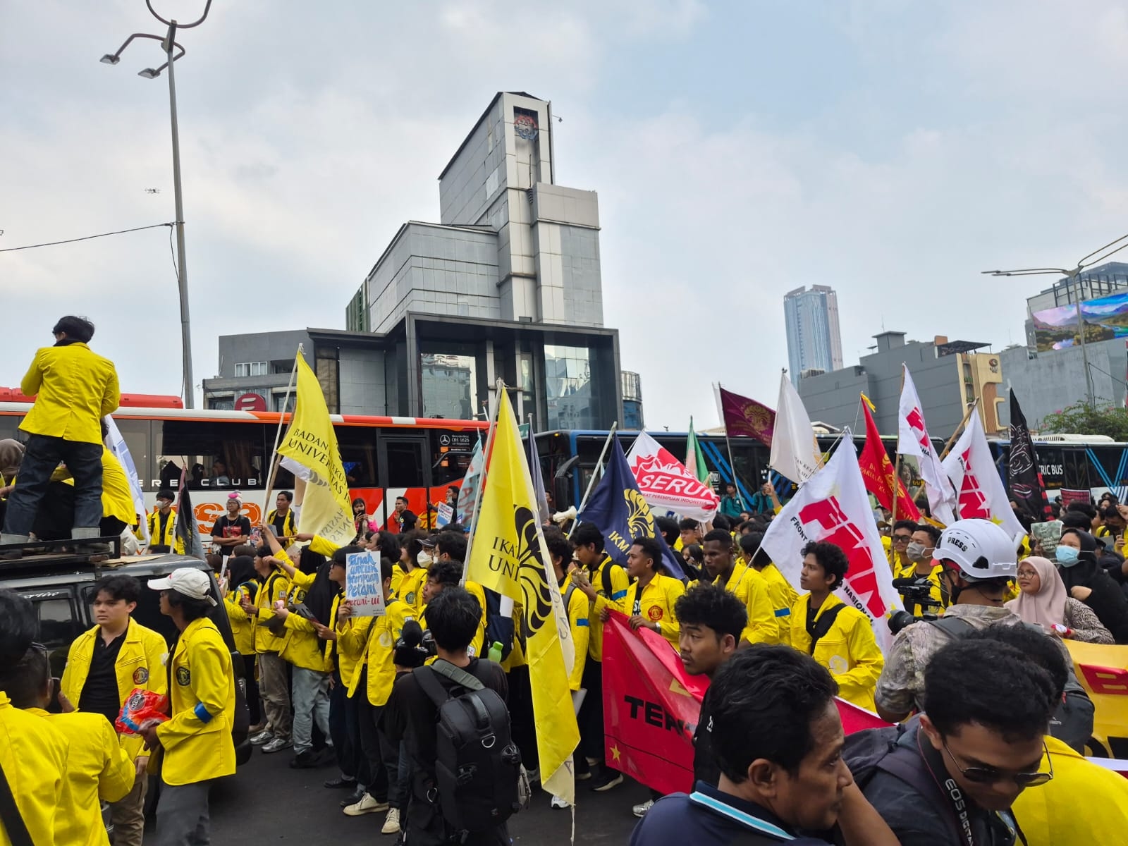 Aksi Demo BEM UI Masih Berlangsung, Transjakarta Lakukan Penyesuaian Sejumlah Layanan Ini