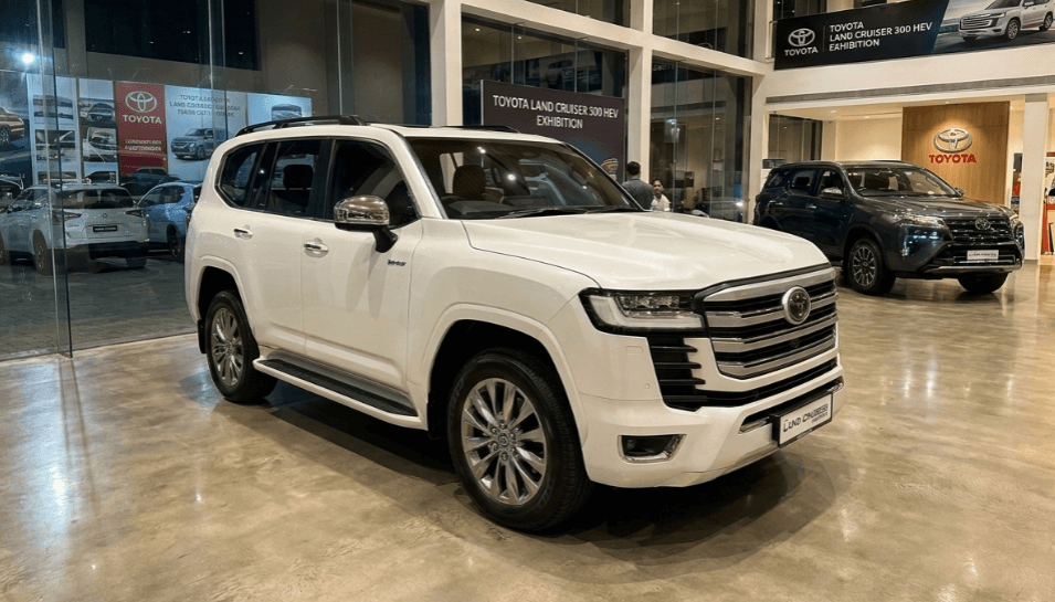 Sosok Toyota Land Cruiser 300 HEV Resmi Mengaspal di Indonesia: Desain Premium, Badge Beyond Zero, dan Performa V6 Super Buas