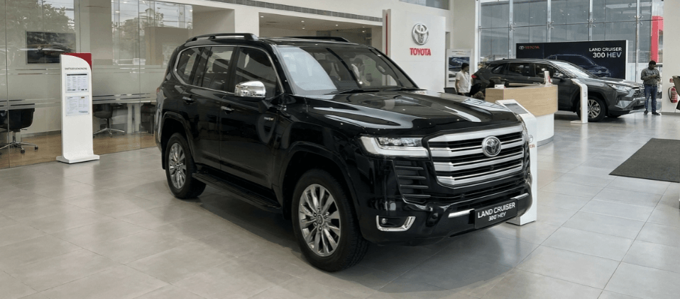Toyota Land Cruiser 300 HEV Sanggup Terjang Genangan 700 mm, Baterai Waterproof Tak Kurangi Kemampuan Off-Road Legendaris