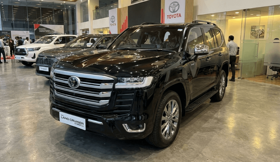 Land Cruiser 300 GR-S HEV Dibanderol Rp2,816 Miliar, Sentuhan Desain GR Sport Pertegas Kesan SUV Mewah Sporty dan Klasik