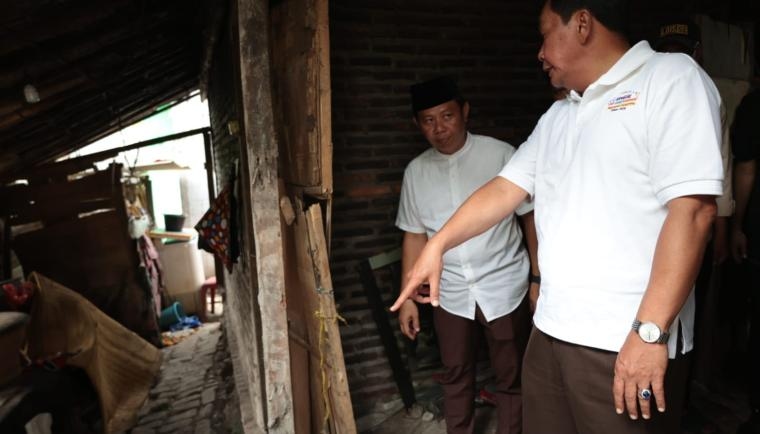Kunjungi Sukamulya, Bupati Tangerang Instruksikan Bangun Kembali Rumah Ibu Suemah yang Roboh Akibat Erosi