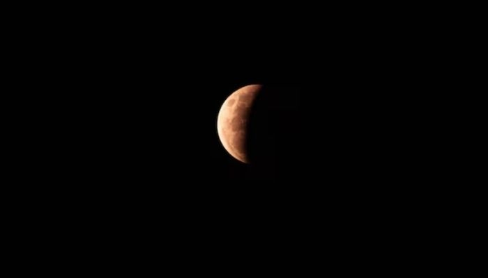 Bukan Mistik, Terjadi Pemandangan Cantik Bulan Temani Bintang Senja