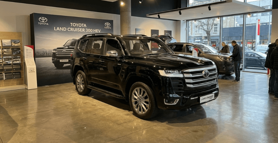 Toyota Land Cruiser 300 HEV Segera Jadi Andalan, SUV Hybrid Tangguh dengan Fitur Safety TSS 3.0 dan Auto-MTS Canggih