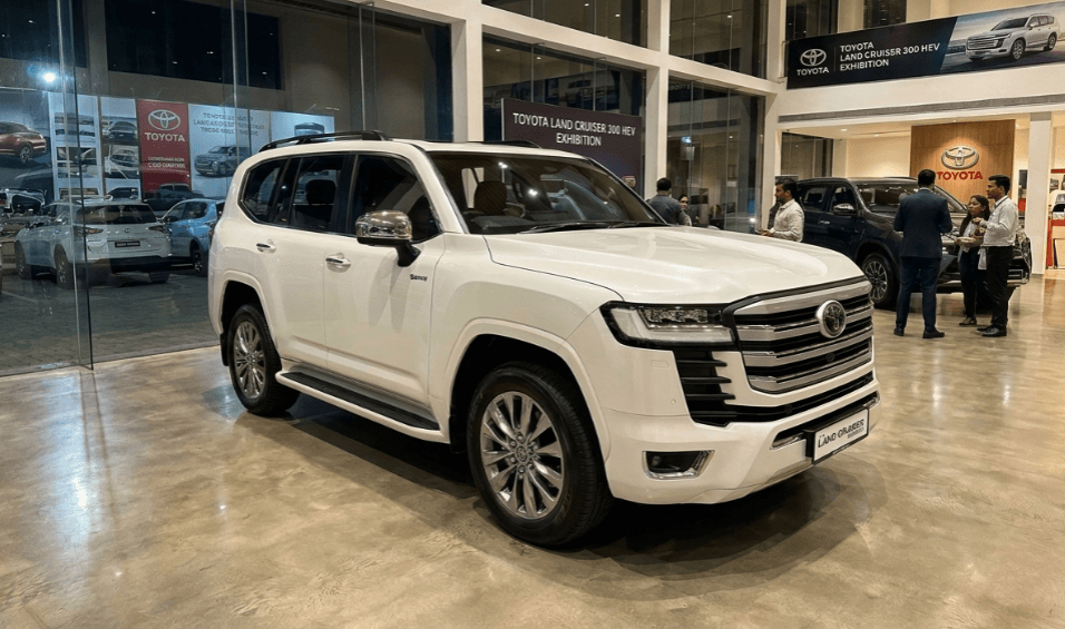 Land Cruiser 300 GR-S HEV Tawarkan Desain Mewah Sporty Beraksen GR dan Mesin V6 Twin-Turbo Buas untuk Medan Ekstrem