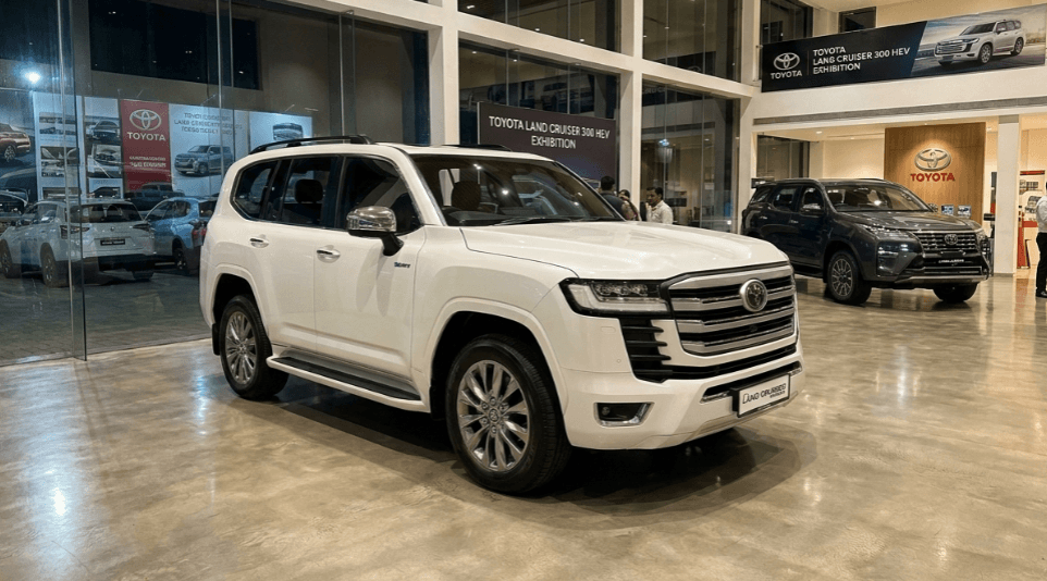 Land Cruiser 300 HEV Resmi Masuk Indonesia dengan Baterai Waterproof Kedap Air 700 mm dan Torsi Jumbo 790 Nm