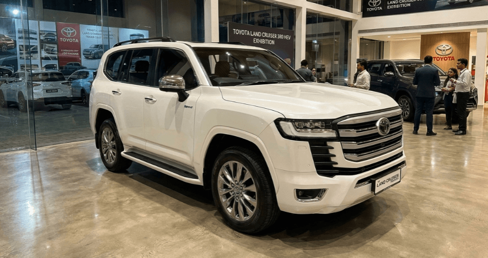 Land Cruiser 300 HEV Hadir Lebih Garang dengan Badge Beyond Zero dan Mesin V6 Hybrid, SUV Ini Makin Serius dengan Garis Body Tegas