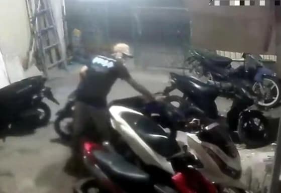 Maling Gasak Motor Honda Beat di Kost Cipayung, Aksinya Terekam CCTV