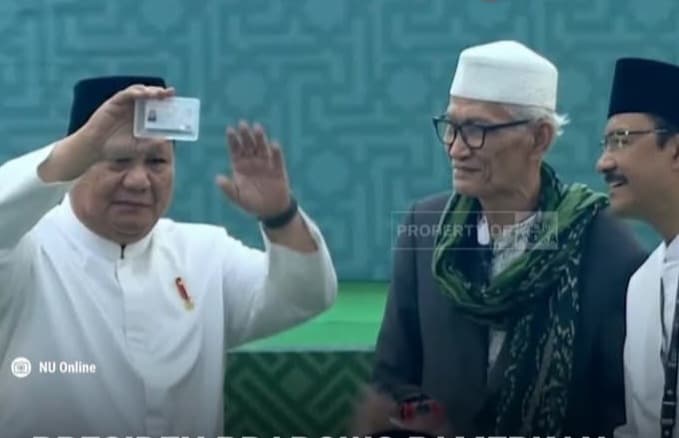 Prabowo Pamerkan Kartu Anggota NU Saat Penutupan Muktamar Ke-35