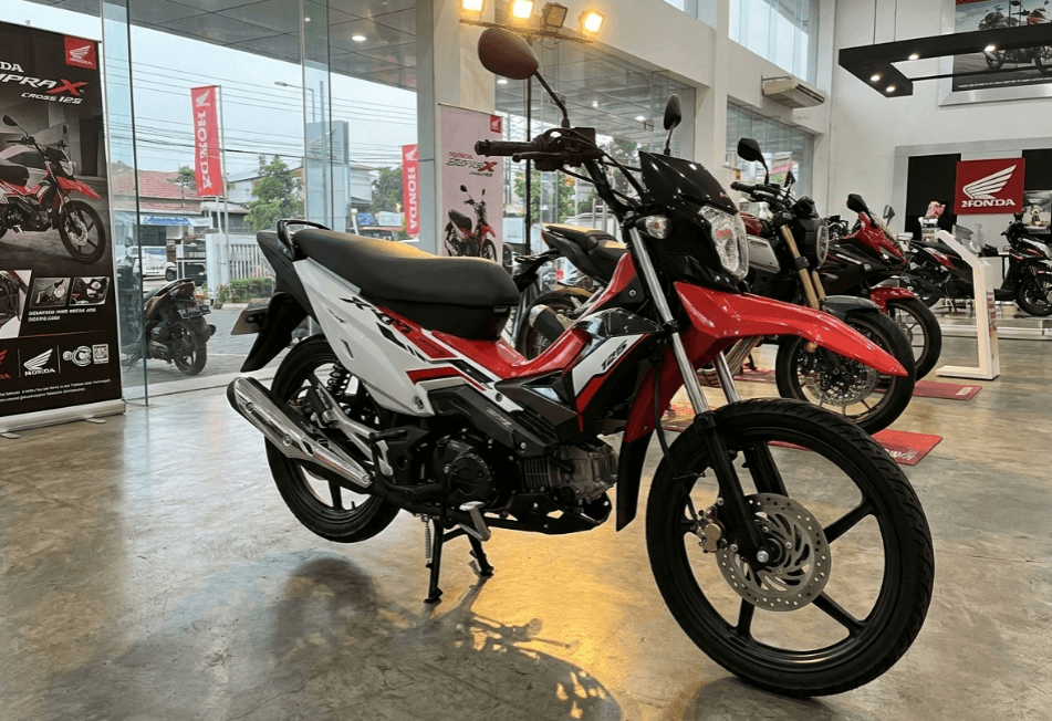 Motor Lain Cuma Bisa Liat Dari Belakang! Honda Supra X Cross 125: Desain Futuristik, Tarikan Responsif, dan Gaya Sporty Total