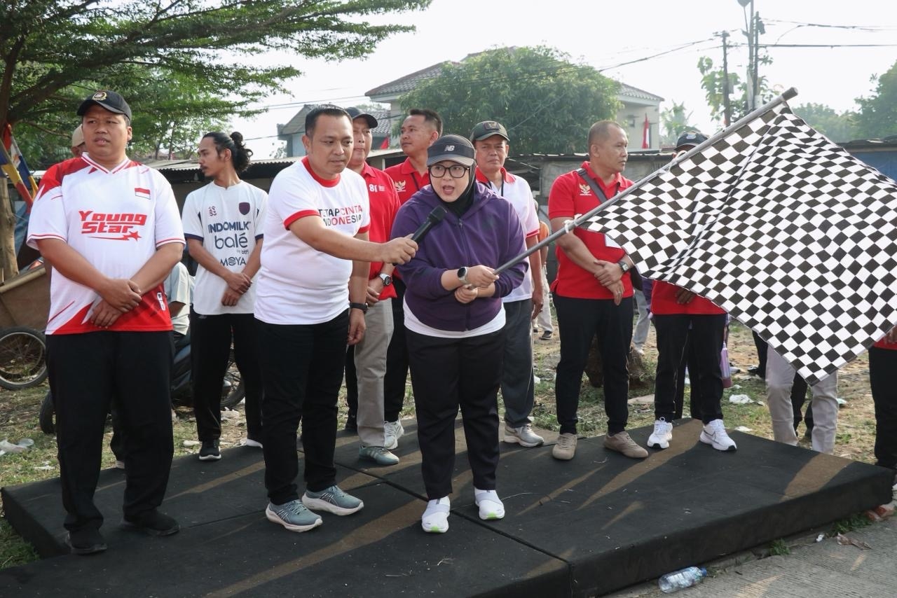 Lepas Ribuan Peserta Jalan Sehat Curug Wetan, Wabup Intan Ajak Warga Jaga Kekompakan hingga Kepedulian