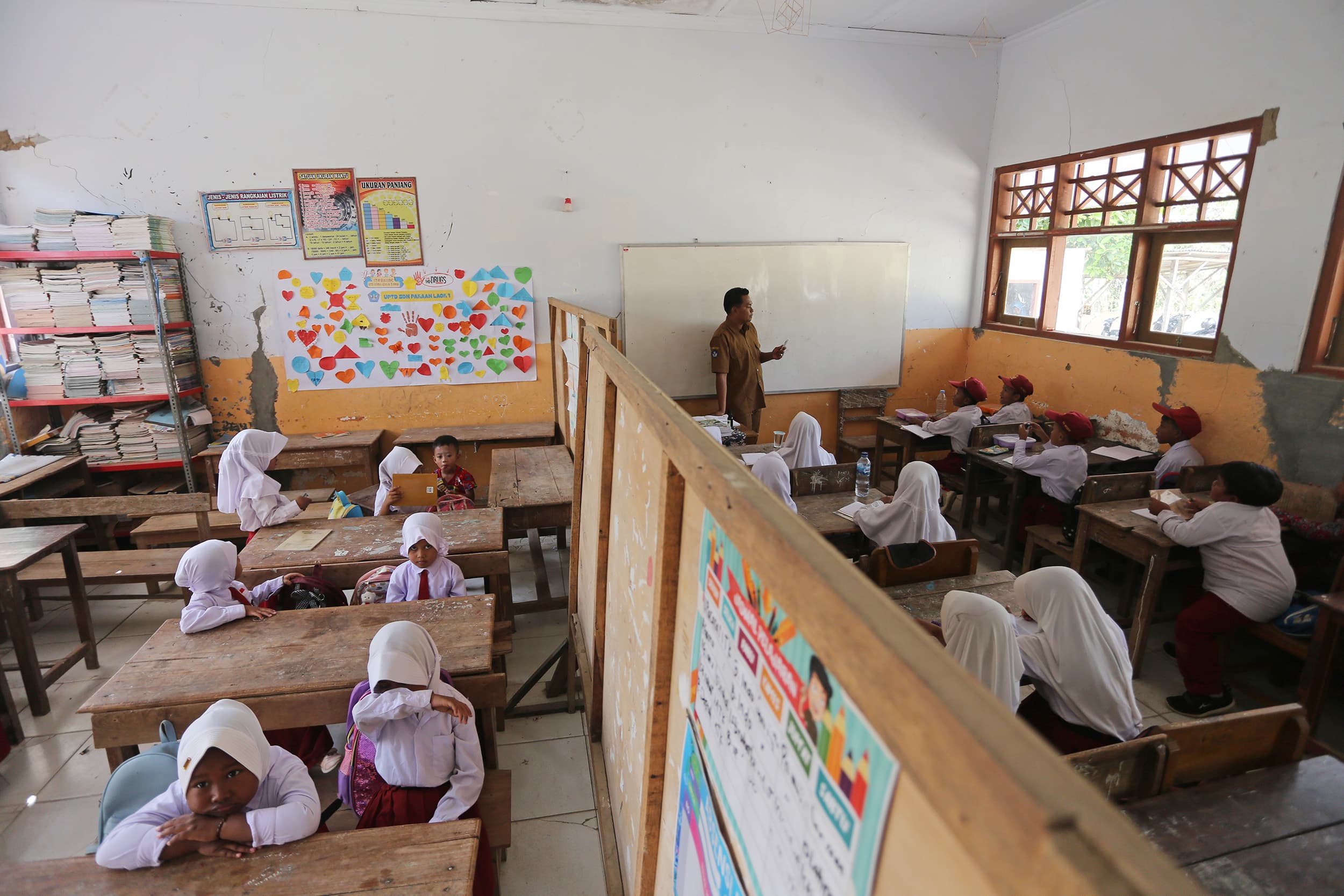 Abu Gunung Anak Krakatau Sampai Jakarta, PJJ Jadi Pilihan untuk Lindungi Siswa