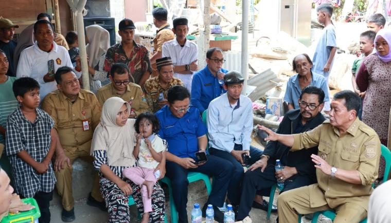 Temui Keluarga Korban Pohon Tumbang di Teluknaga, Bupati Tangerang Sampaikan Duka Mendalam dan Berikan Santunan