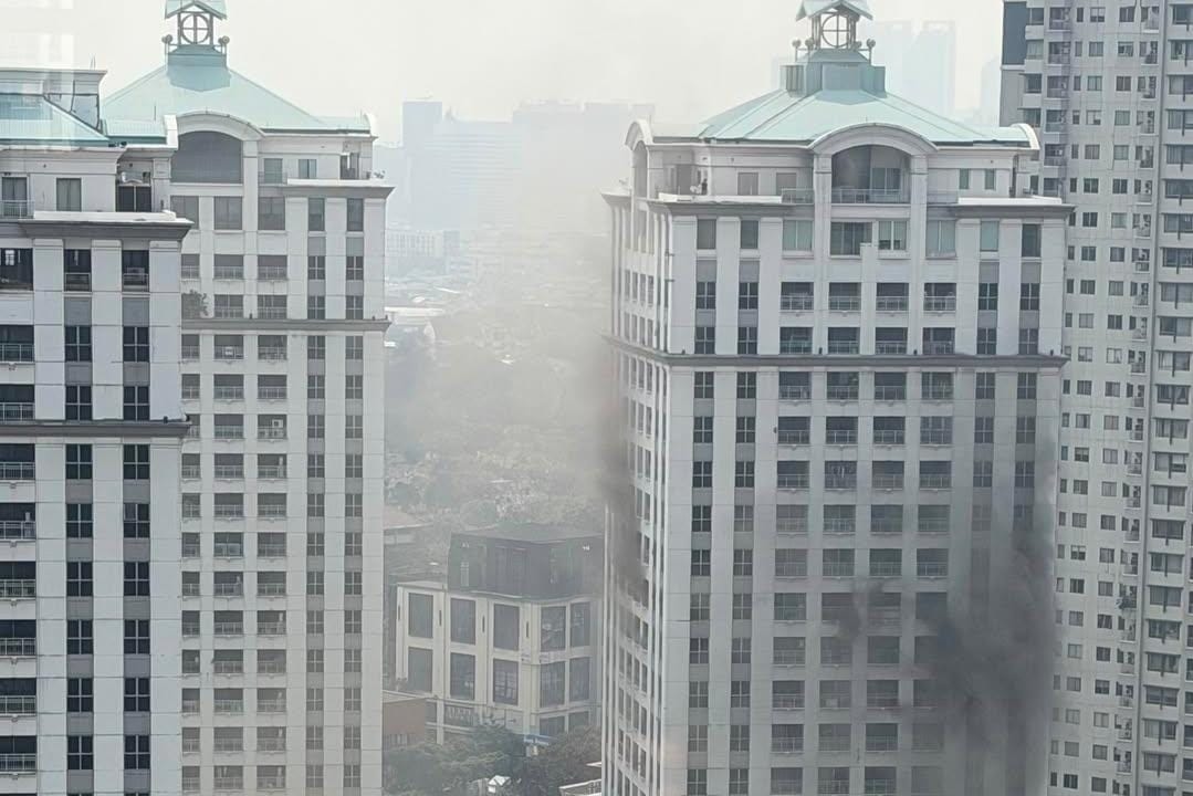 Kebakaran Landa Apartemen Pavilion Jakpus, Api Muncul dari Lantai 5, Damkar Kerahkan 17 Unit