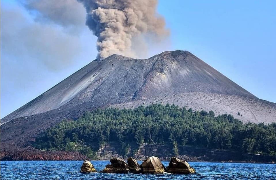 Pantai Carita Masih Ramai Saat Anak Krakatau Erupsi, Ada Hal yang Tak Boleh Diabaikan Wisatawan