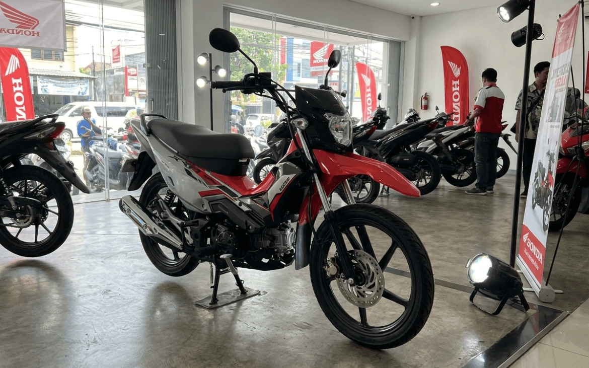 Honda Supra X Cross 125 Tampil Lebih Berani dengan Single Headlamp Raksasa dan Ekor Legendaris Supra yang Mencuri Perhatian