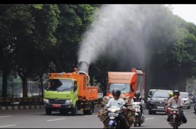 Kondisi Udara Jakarta Masih Buruk Imbas Abu Vulkanik Anak Krakatau, Pemprov DKI Lanjutkan Penyemprotan Jalan
