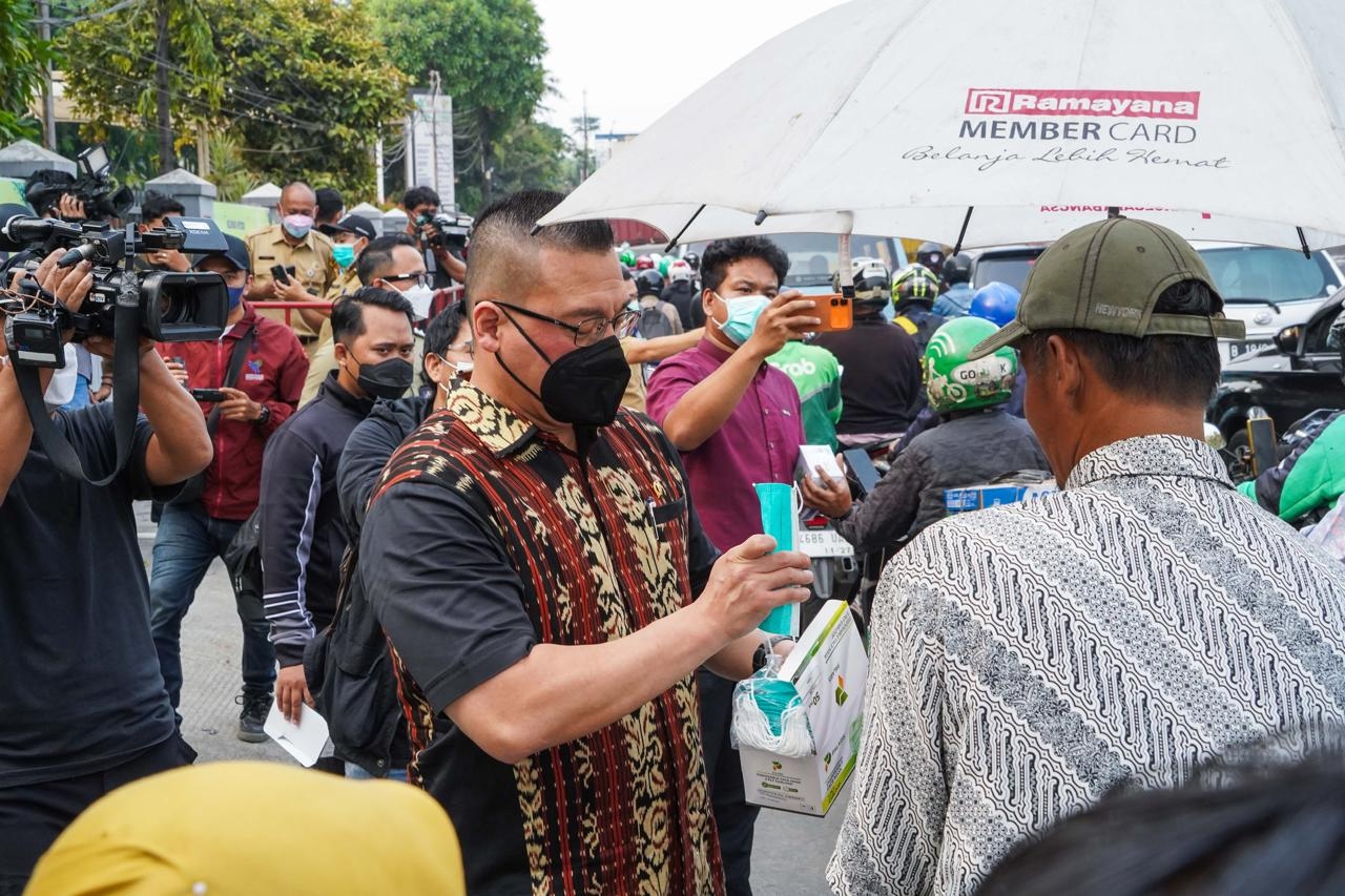 DPRD DKI Bagikan Masker Gratis ke Pejalan Kaki dan Pengendara di Jakbar