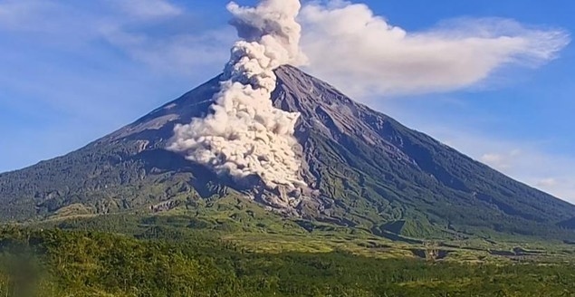 Status Siaga! Gunung Api Tertinggi di Jawa Ini Meletus 37 Kali dalam 6 Jam