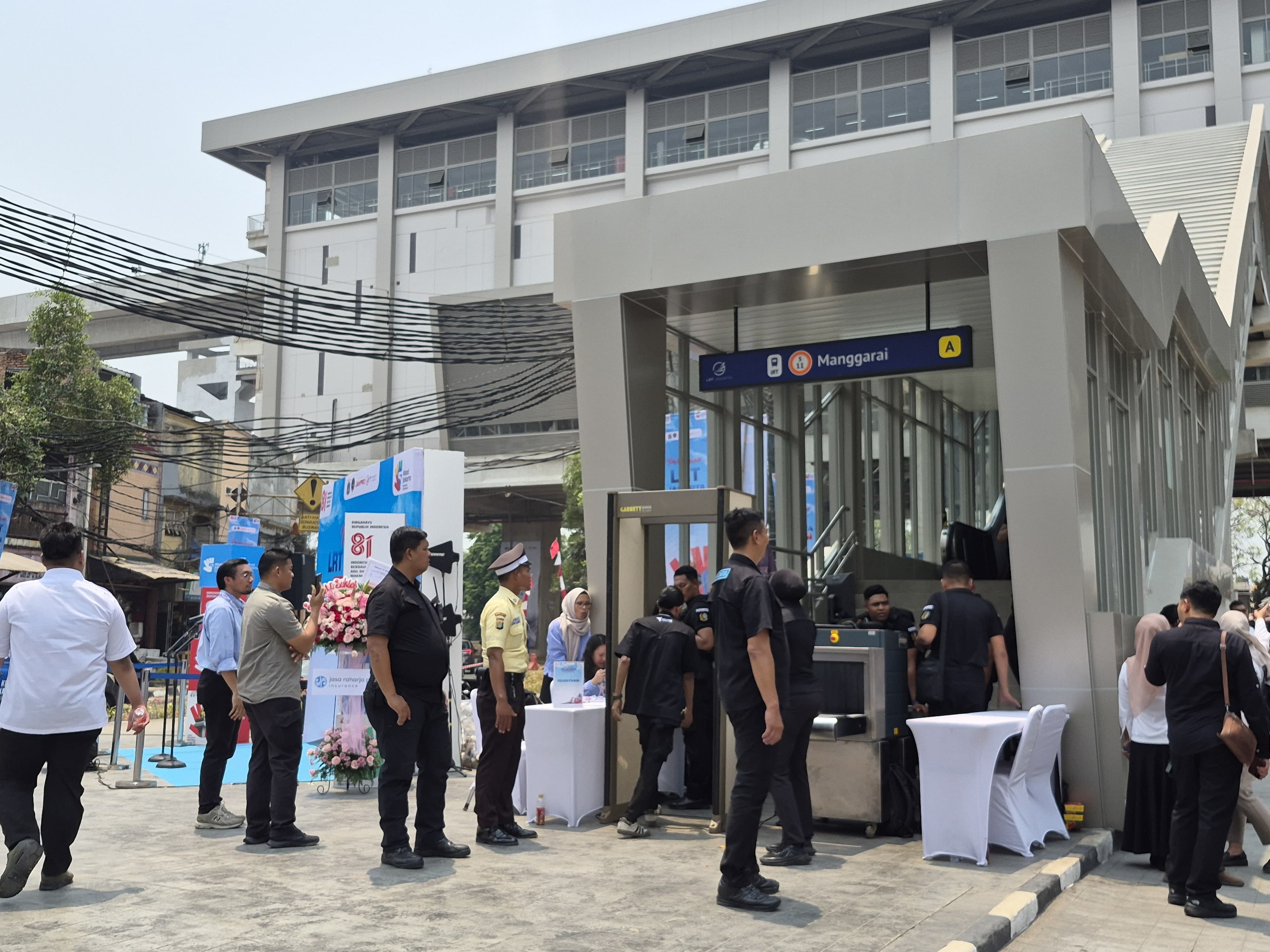 Presiden Prabowo Dijadwalkan Resmikan LRT Jakarta Fase 1B Hari Ini, Stasiun Manggarai Dijaga Ketat Aparat