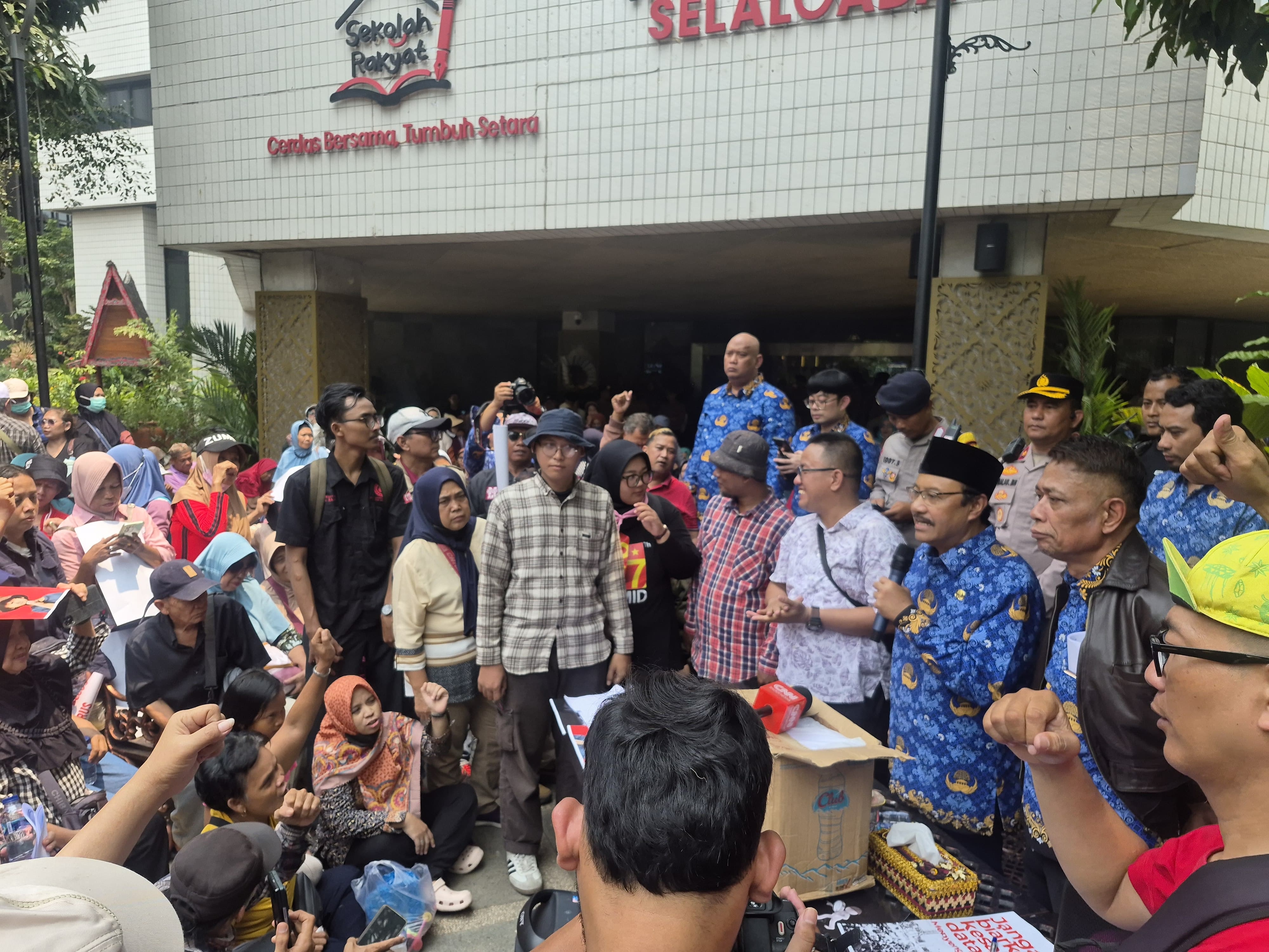 Ratusan Massa KWJK Demo Kemensos, Soroti Warga Miskin Masuk Desil 6 hingga Terancam Kehilangan Bansos