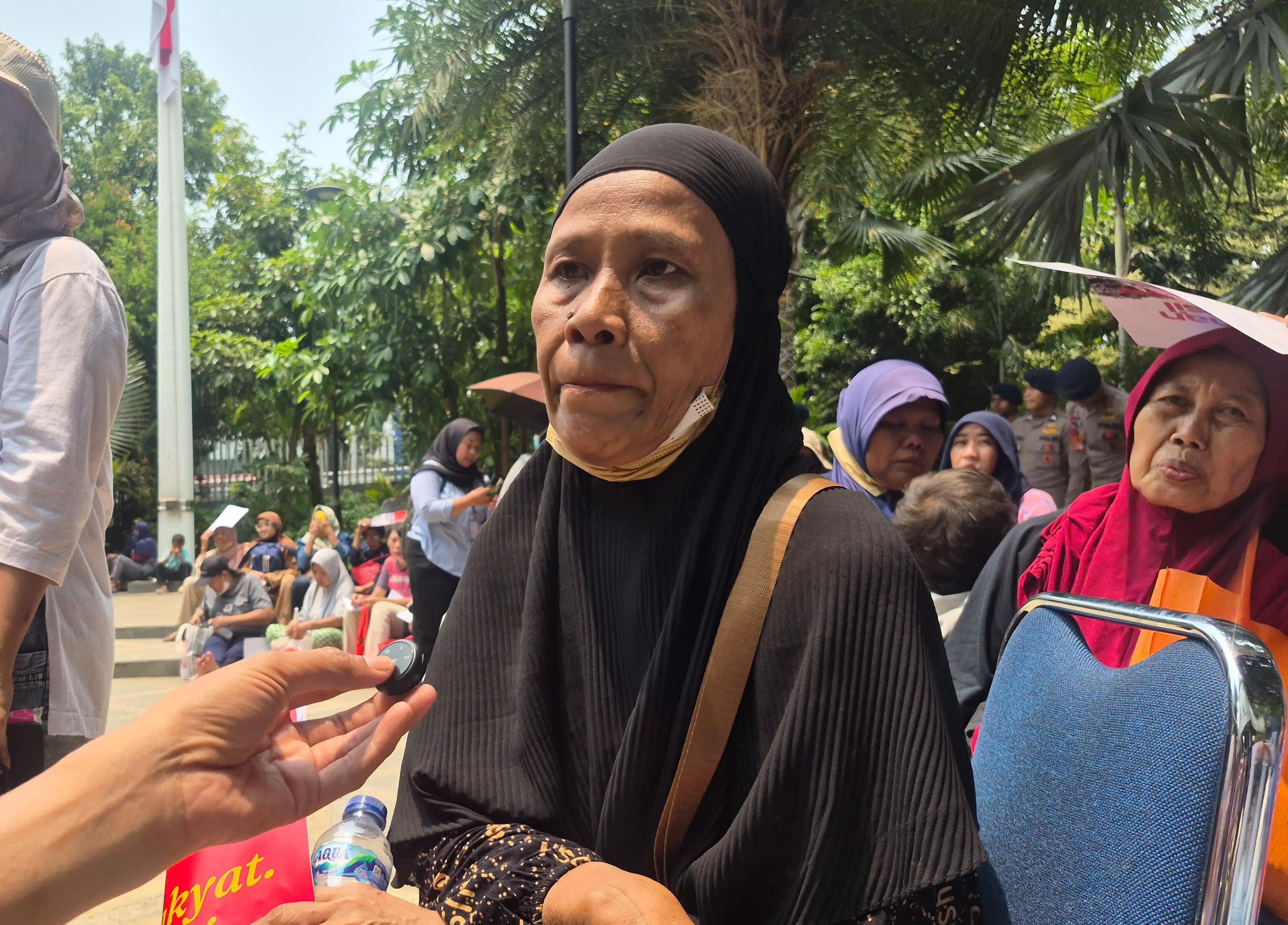 Pengupas Bawang Protes ke Kemensos karna Masuk Desil Tinggi, Padahal Penghasilan Harian Cuma Rp 25 Ribu