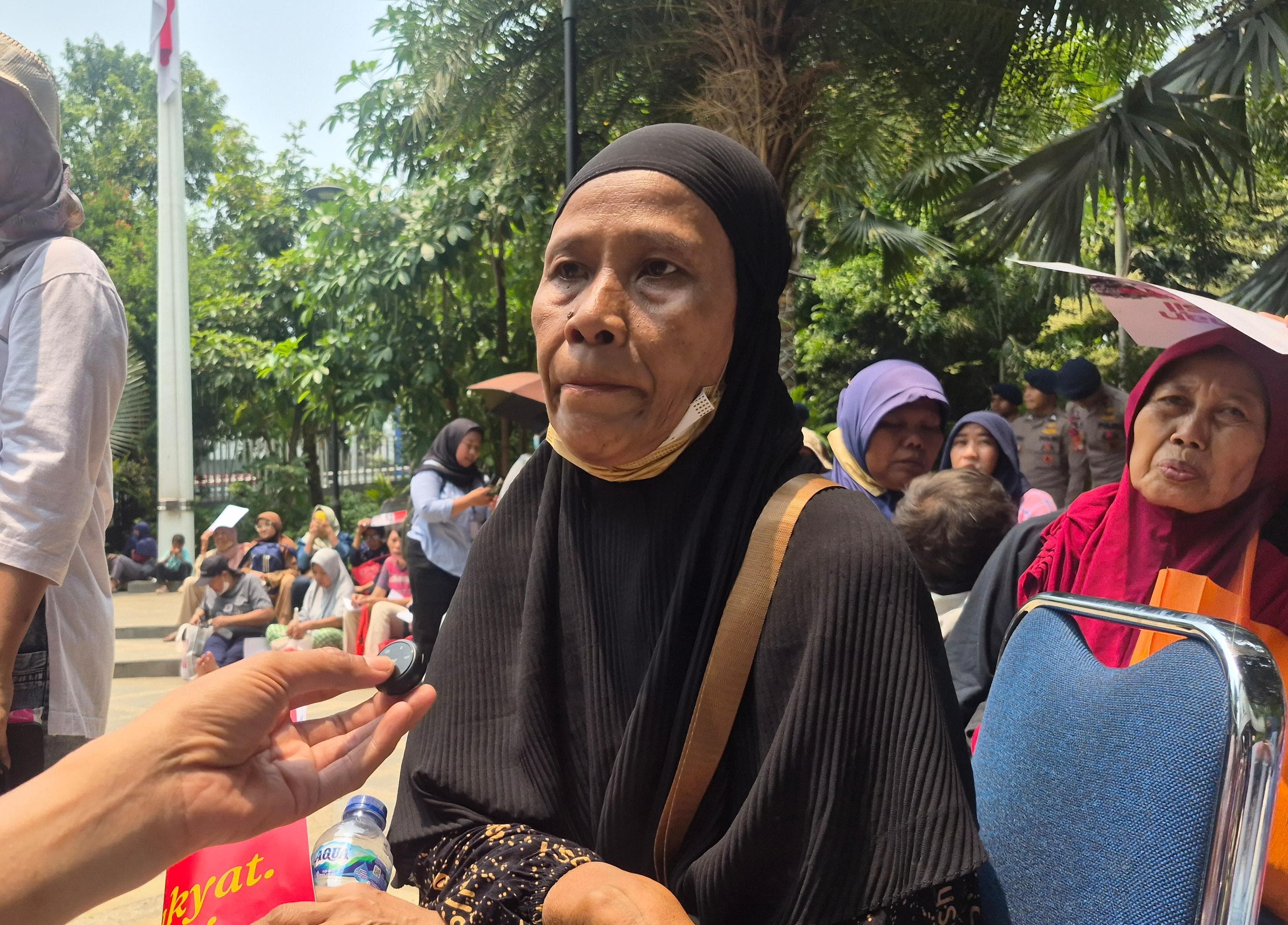 Pengupas Bawang Protes ke Kemensos karna Masuk Desil Tinggi, Padahal Penghasilan Harian Cuma Rp 25 Ribu