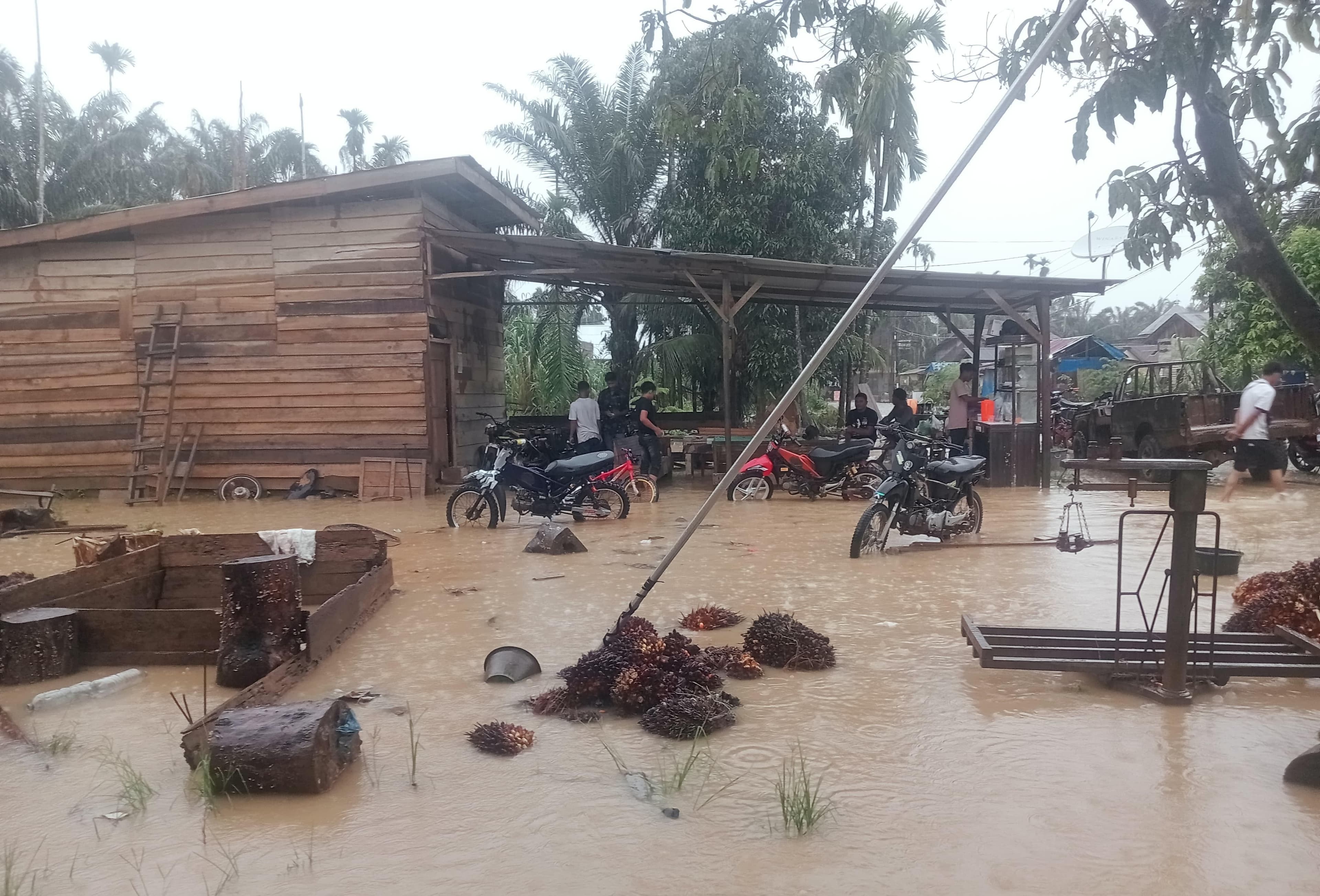 Selokan Tertutup Lumpur Sisa Banjir, Puluhan Rumah Warga di Aceh Utara Tergenang