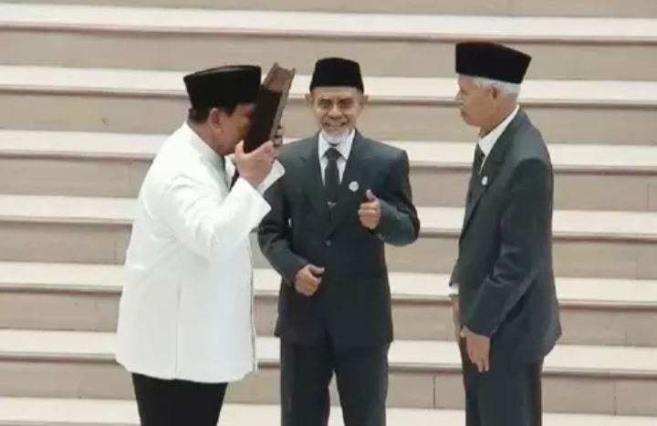 Prabowo Cium Mushaf Al-Qur'an Saat Resepsi 100 Tahun Gontor