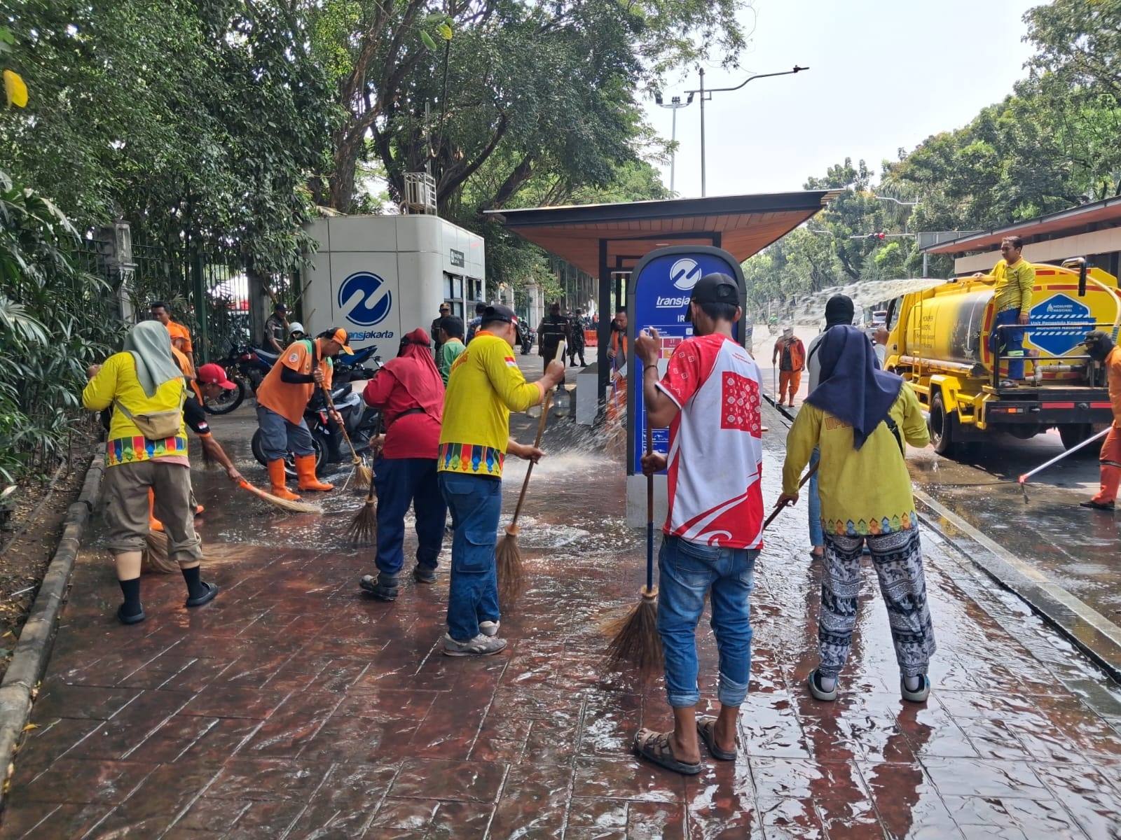 Tindaklanjuti Keluhan Bau Pesing di Halte IRTI, UPK Monas Kerahkan 41 Petugas Bersihkan Lokasi