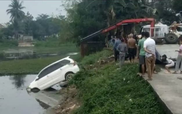 Diduga Salah Injak Pedal, Xenia Terperosok ke Kolam di Gandus Palembang