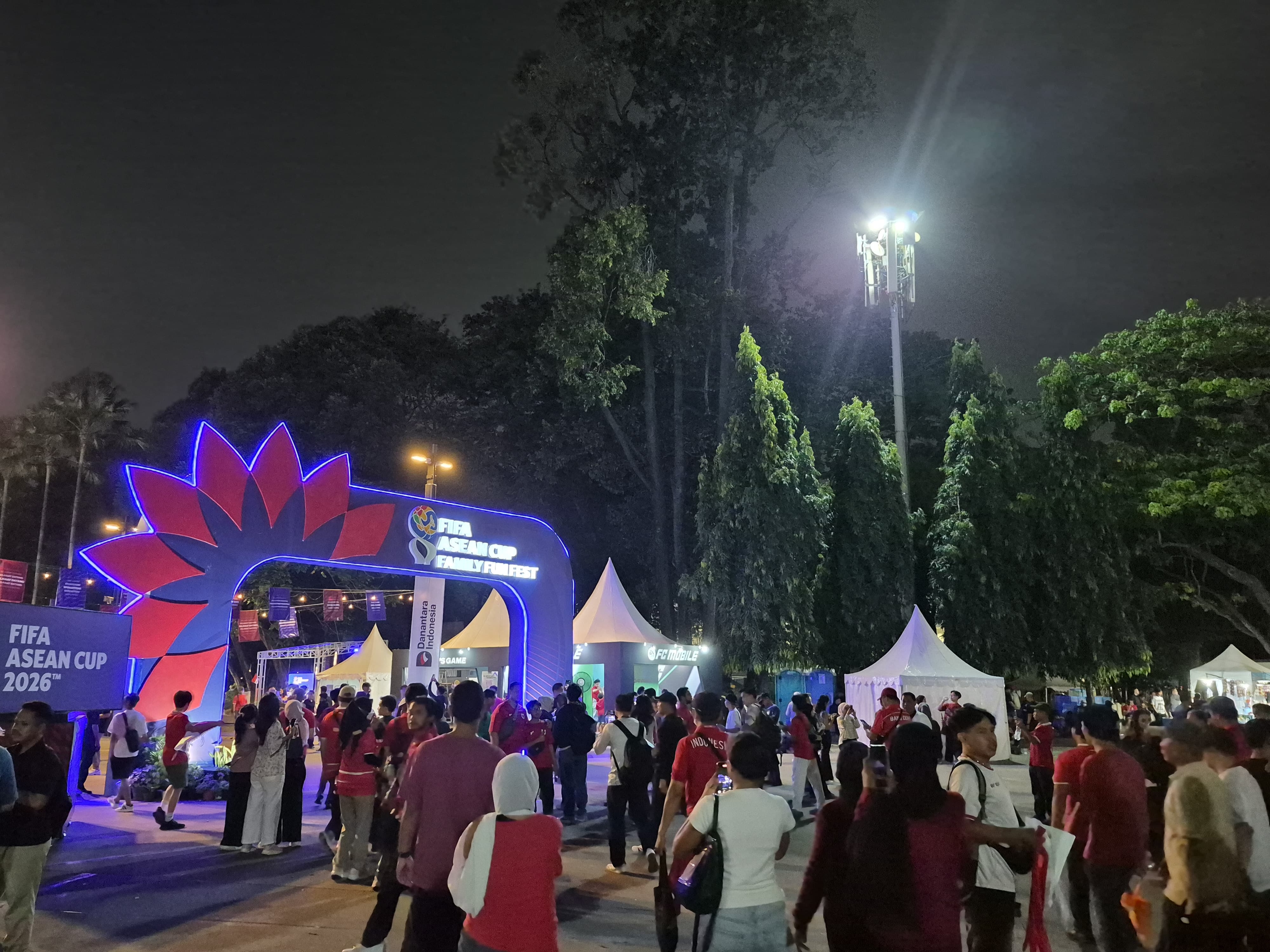 Jelang Indonesia vs Singapura di ASEAN Cup 2026, Ribuan Suporter Mulai Padati Kawasan GBK