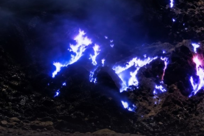 Blue Fire Gunung Papandayan Muncul, Bahaya Gas Kawah Perlu Diwaspadai