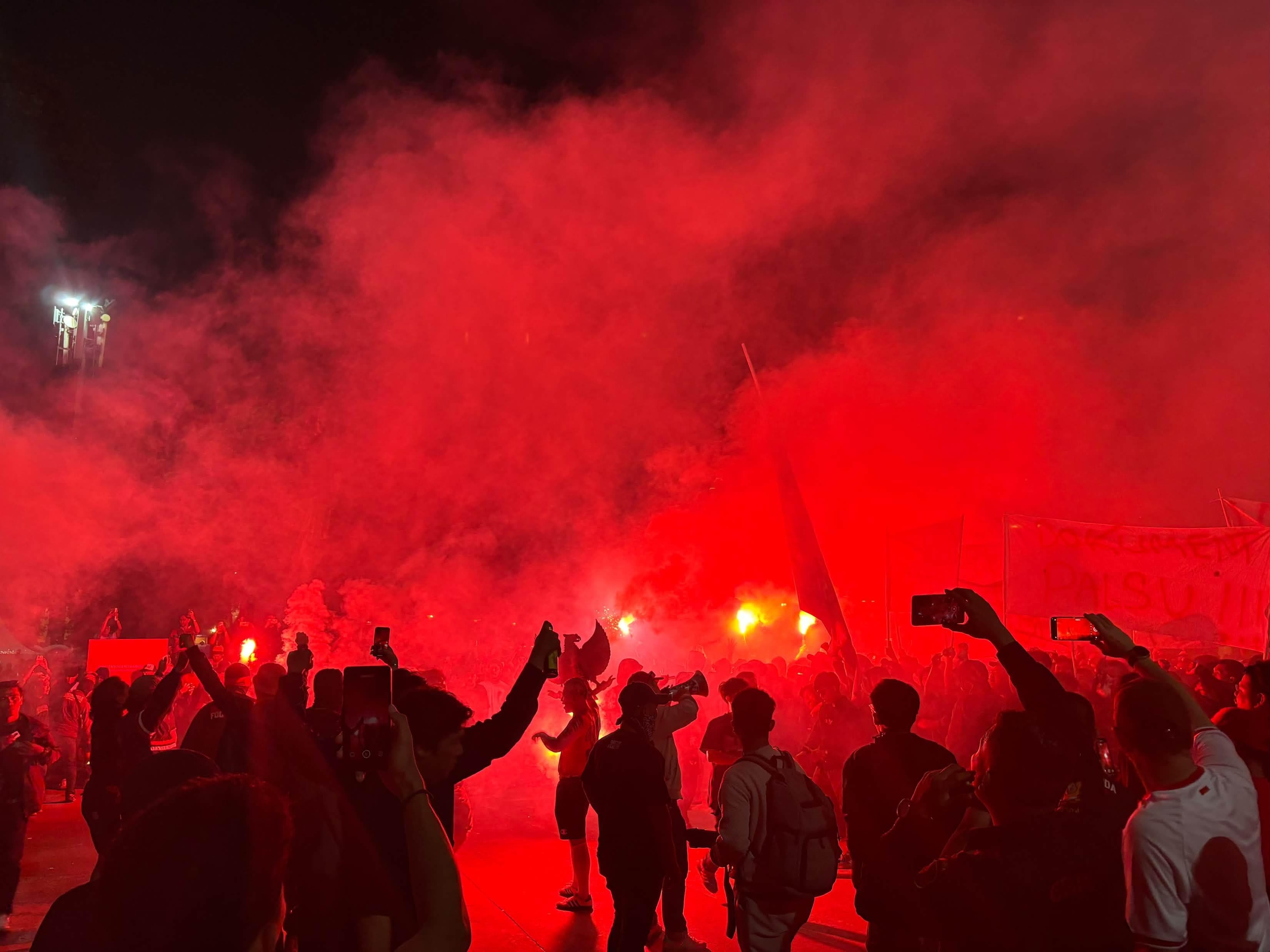 Jelang Indonesia vs Malaysia, Ultras Garuda Mulai Padati GBK, Nyanyikan Indonesia Pusaka dan Nyalakan Flare