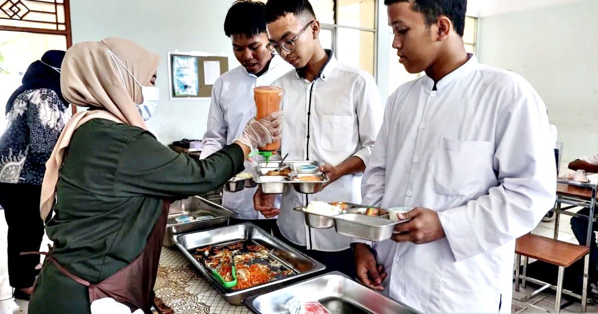 Kabar Terbaru MBG! Siswa Boleh Tambah Makan, Sistem Prasmanan Diuji di 10 Provinsi