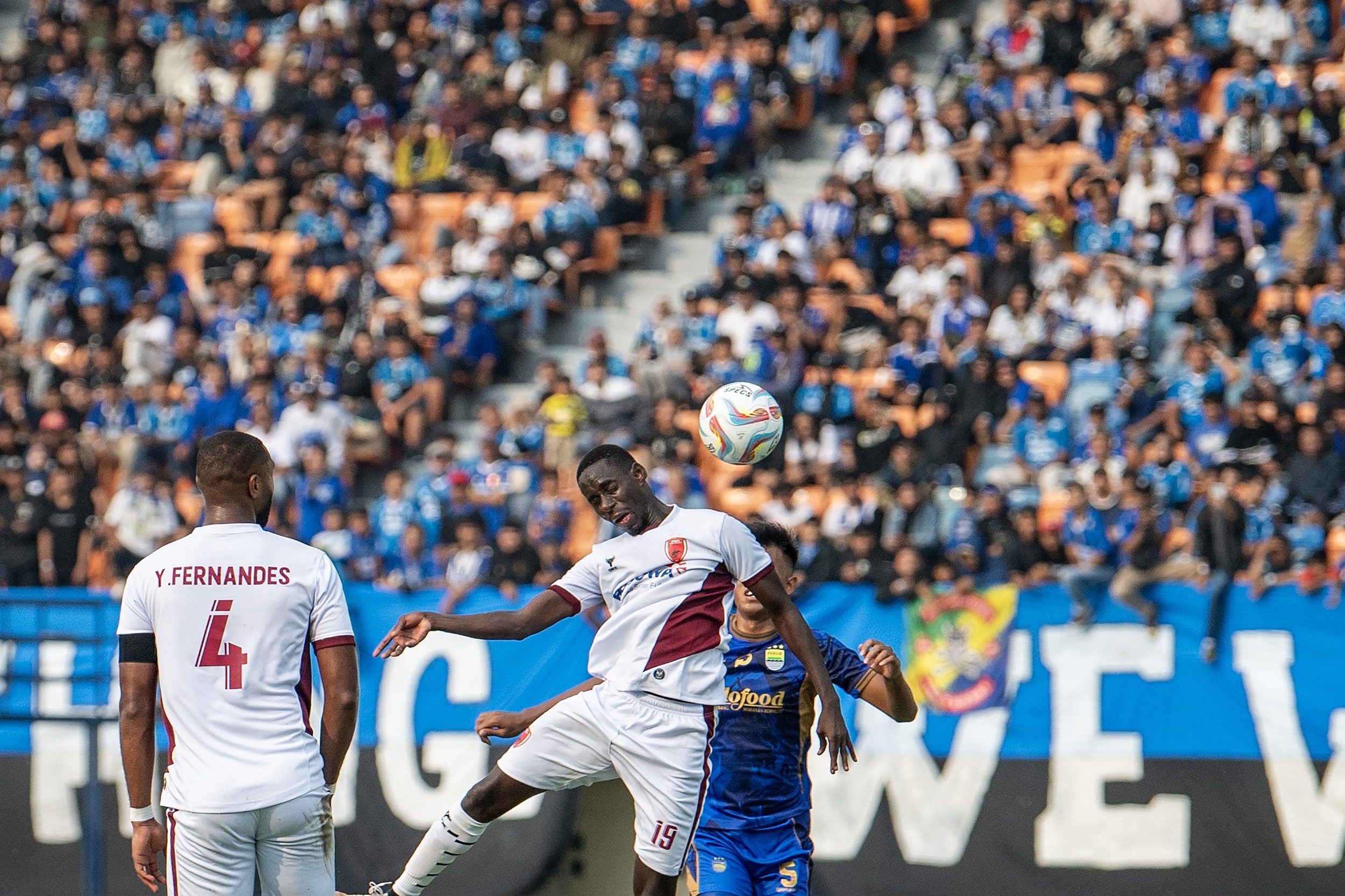 Dikalahkan Persib Bandung di Kandang, Suporter PSM Makassar Ngamuk hingga Bakar Fasilitas Stadion