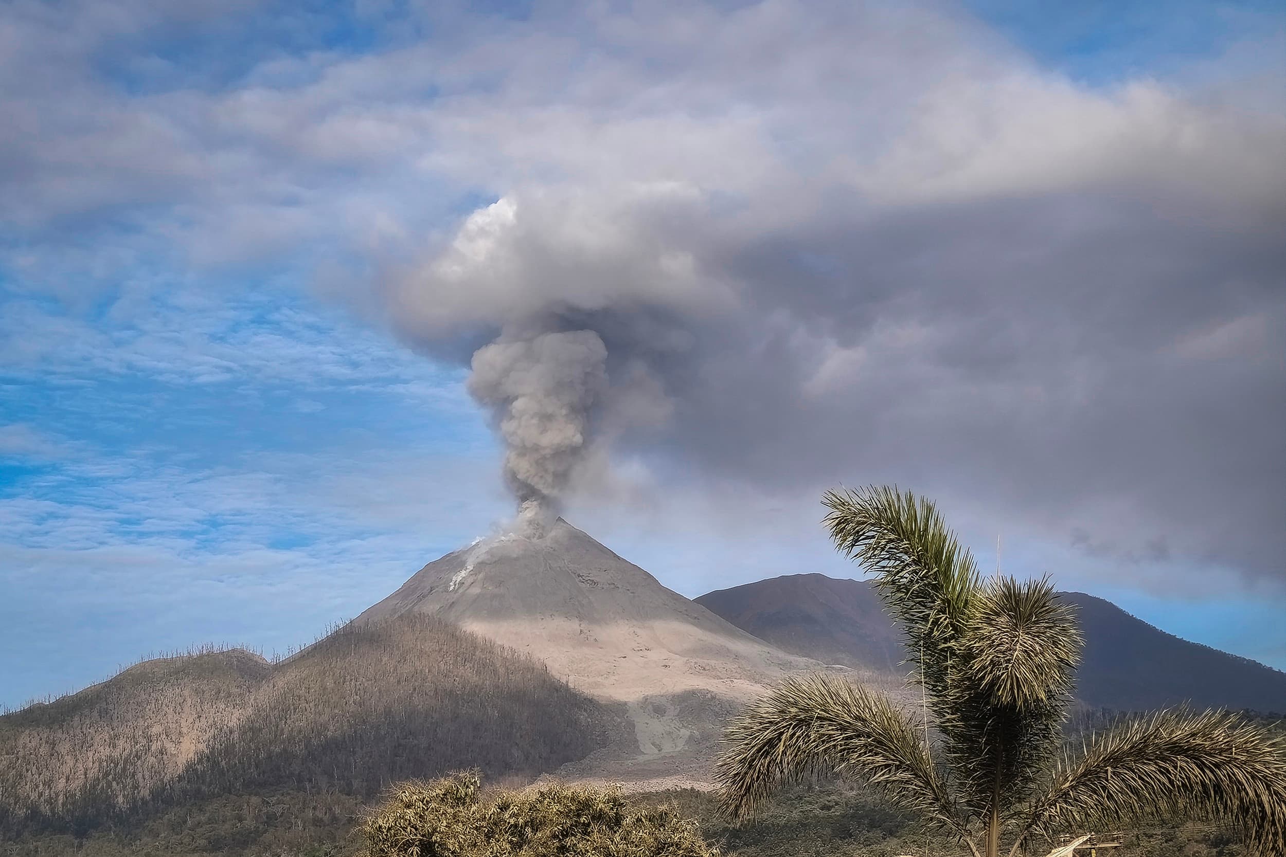 Gunung Anak Krakatau Terus Erupsi, Abu Vulkanis Capai 400 Meter