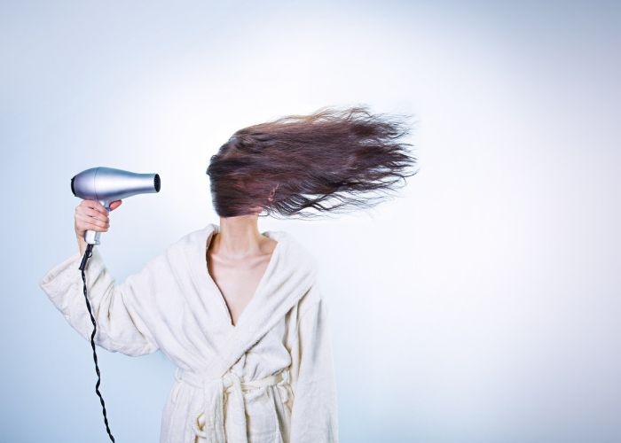 5 Tips Rambut Rapi Seharian Tanpa Styling Berlebihan, Nomor 2 Sering Salah!