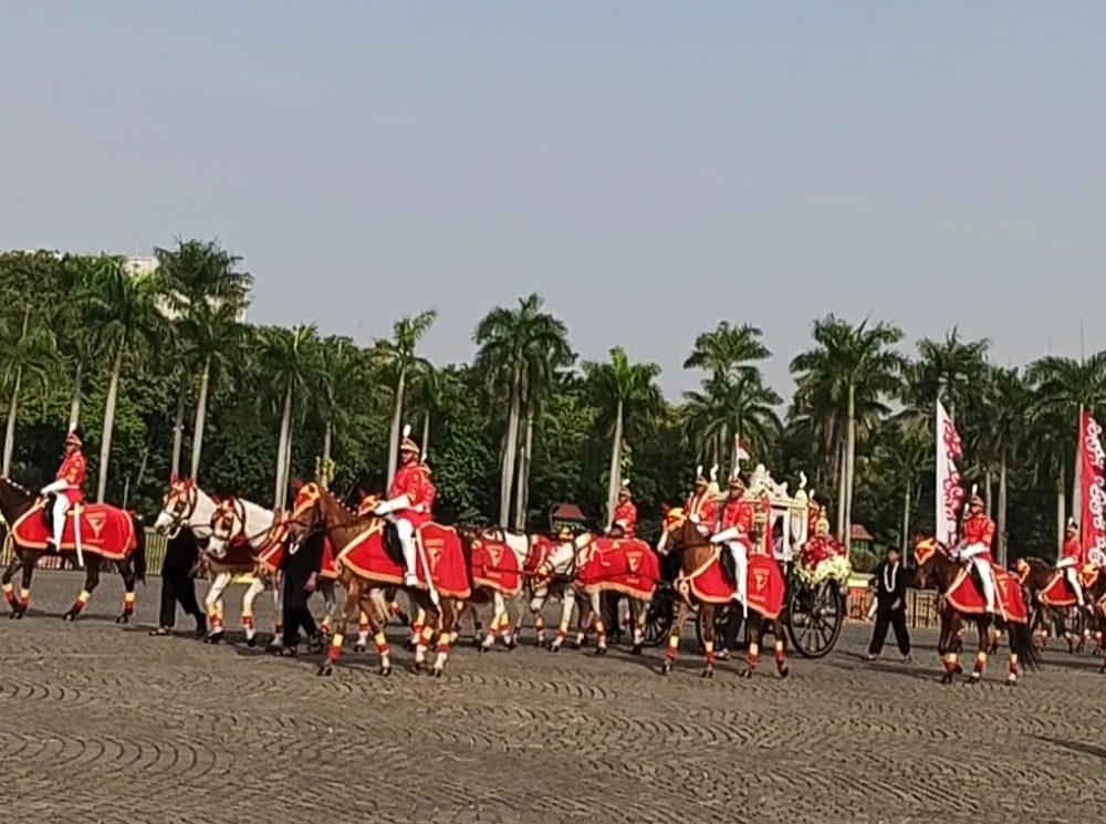 Warga Antusias Ikuti Kirab Bendera di Kawasan Monas Jakarta Pusat