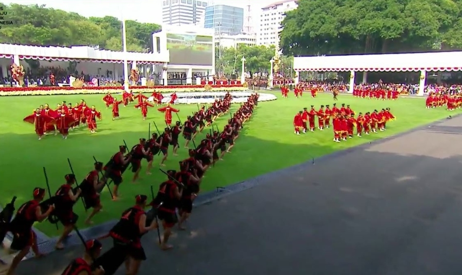 Presiden Jokowi Terpukau Saksikan Penampilan Sanggar Tari Bumi Aekhula Nias Barat
