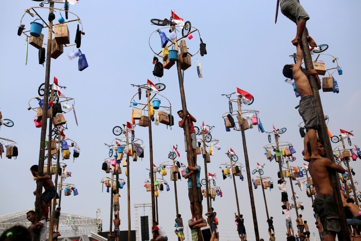 Ancol Siapkan 45 Pohon, Pengunjung Boleh Ikut Lomba Panjat Pinang Sepuasnya