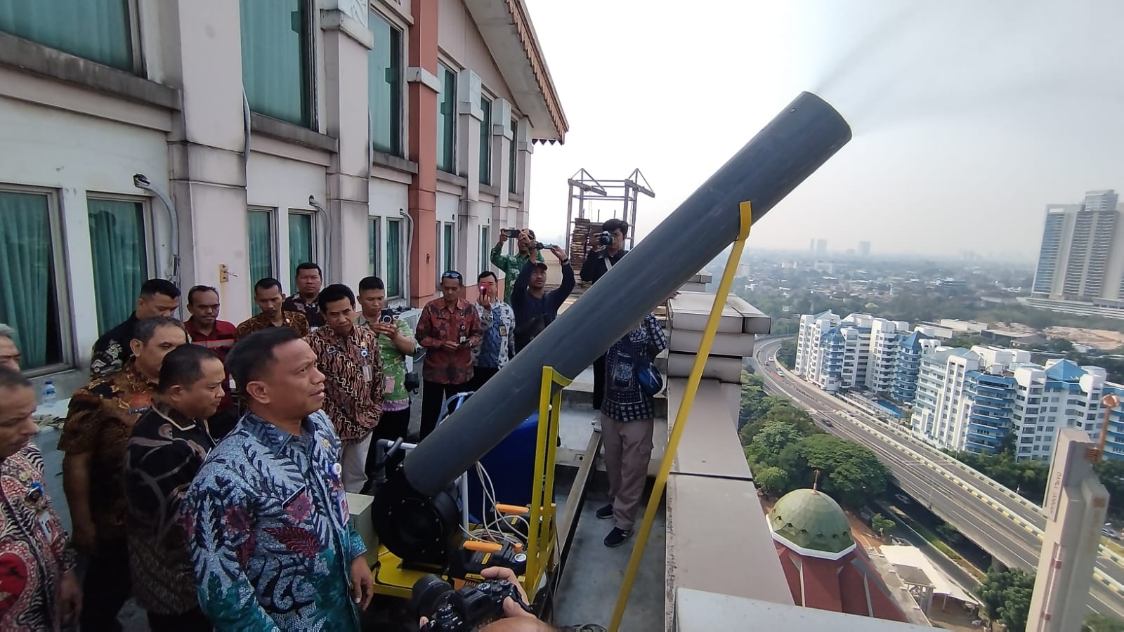 Perdana, Water Mist Generator Beroperasi di Atas Kantor Wali Kota Jaksel. Sehari Semprotkan 600 Liter Air