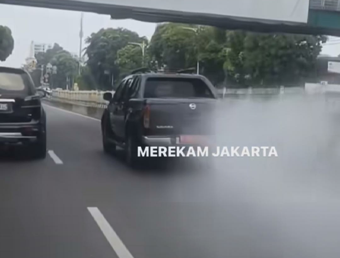 Mobil Plat Merah Keluarkan Asap Tebal, Begini Penjelasan Pemprov DKI