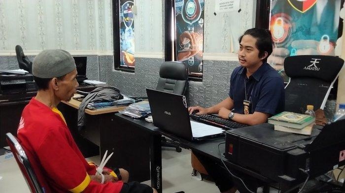ADA ADA AJE: Kakek Nyamar Jadi Santriwati Bercadar, Nyaris Dinikahi Pegawai Tambang