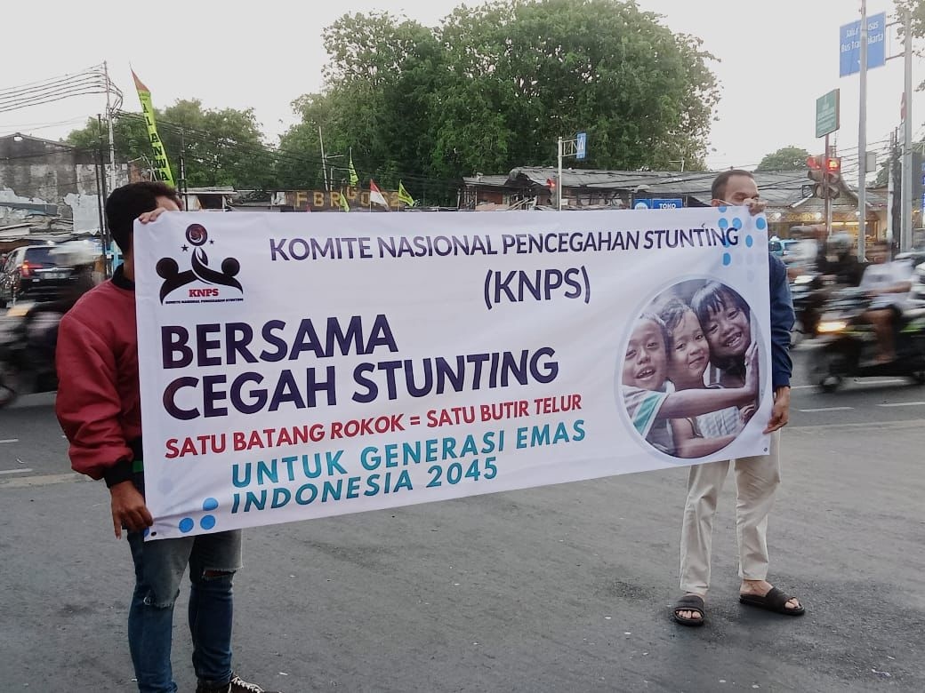 Sosialisasikan Pencegahan Stunting, KNPS Bagikan Celengan dan Ajak Warga Tukar Rokok dengan Telur