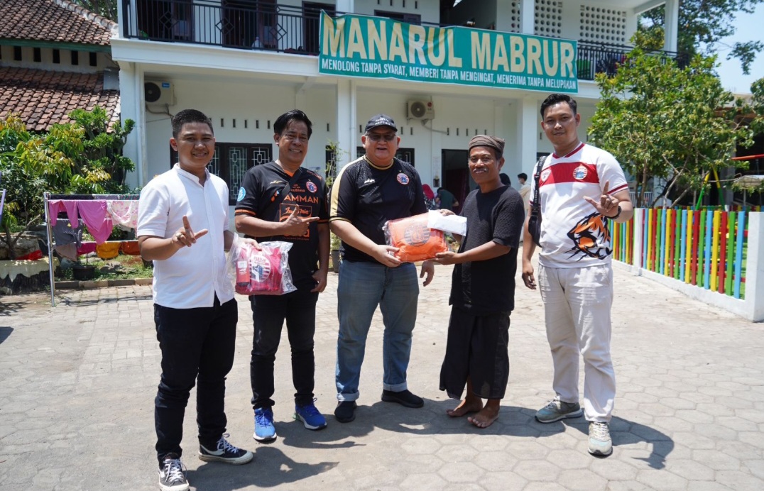 Keren! Di Sela-sela Tandang ke PSIS Semarang, Persija dan The Jakmania Beri Bantuan ke Panti Asuhan