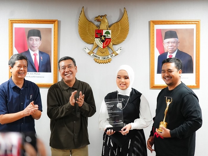 Keren! Putri Ariani Terima AMI Awards Sebagai Artis yang Memberikan Inspirasi di 2023